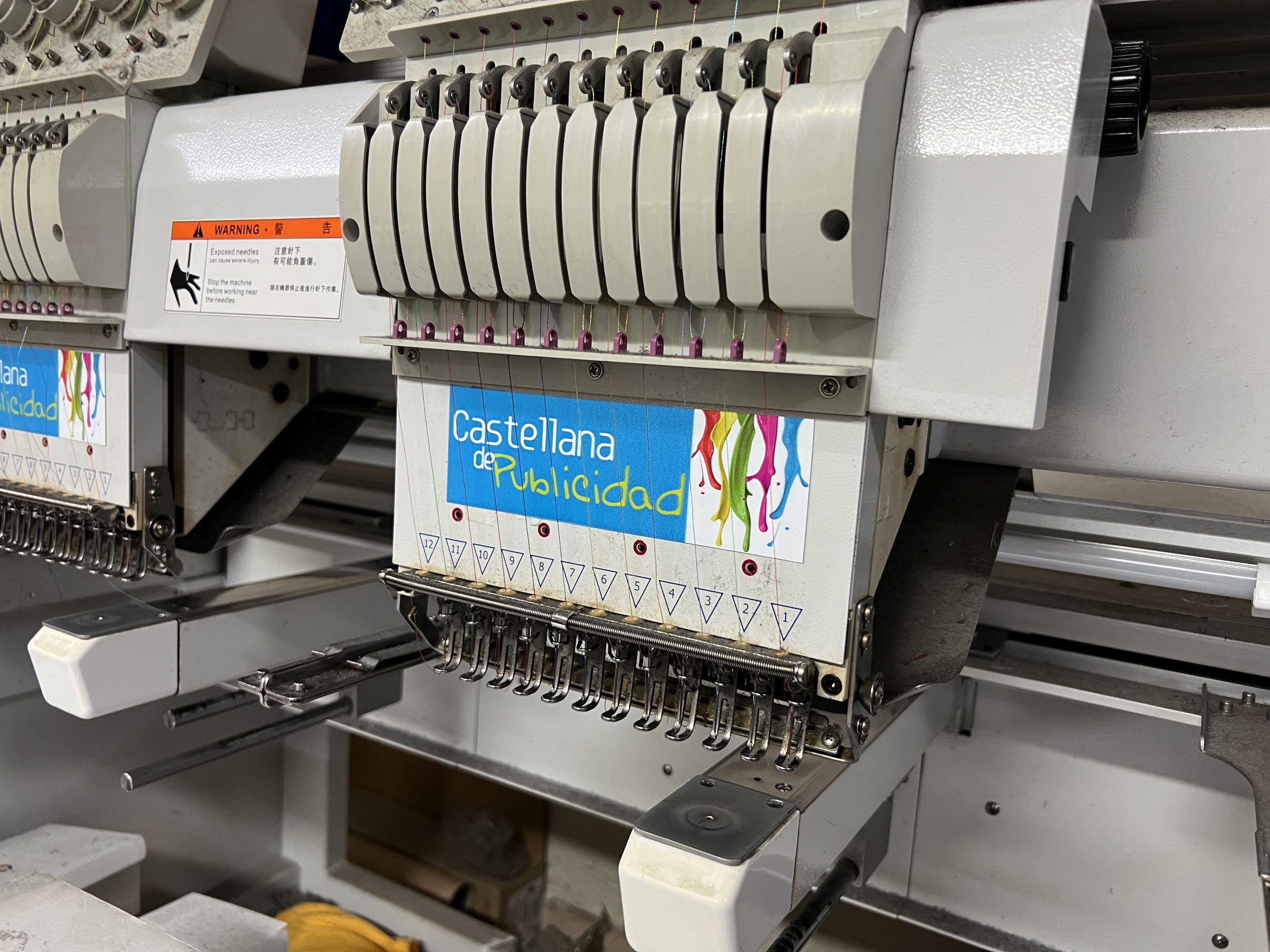maqauina bordadora industrial castellana de publicidad